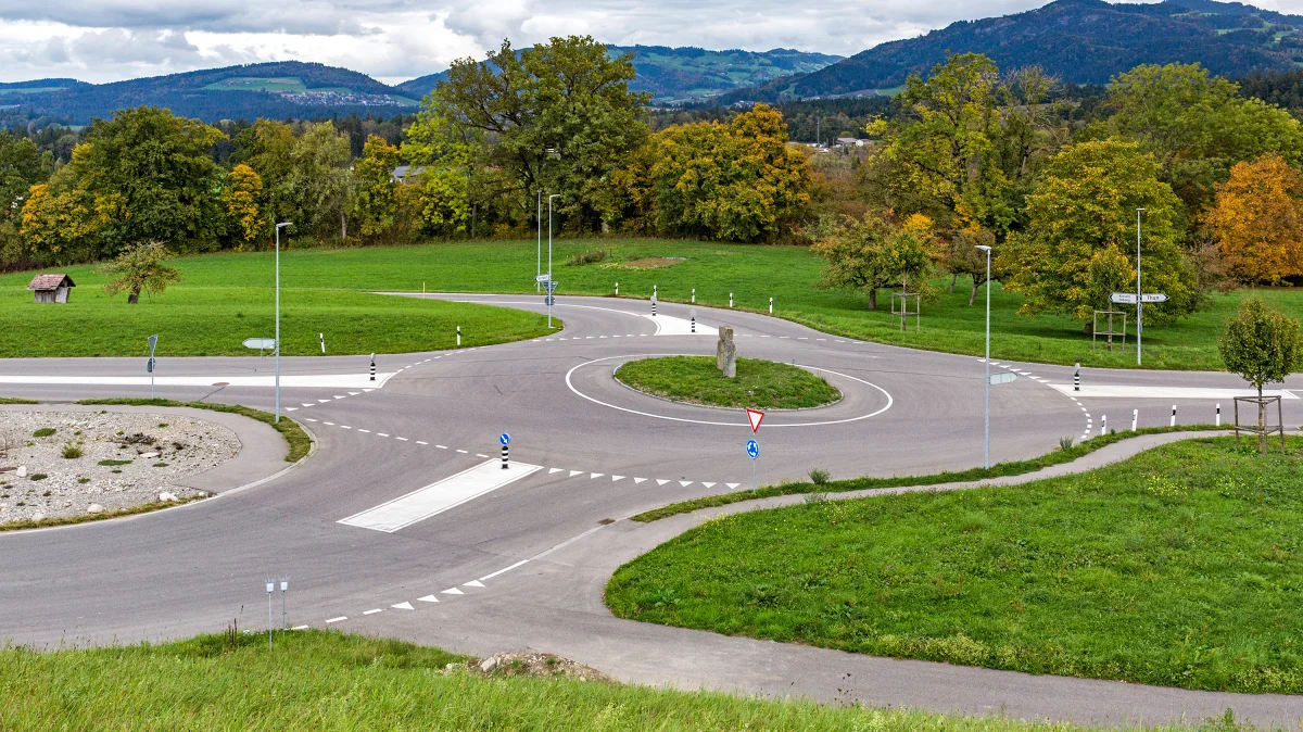 Verkehrsknoten mit Kreisverkehr